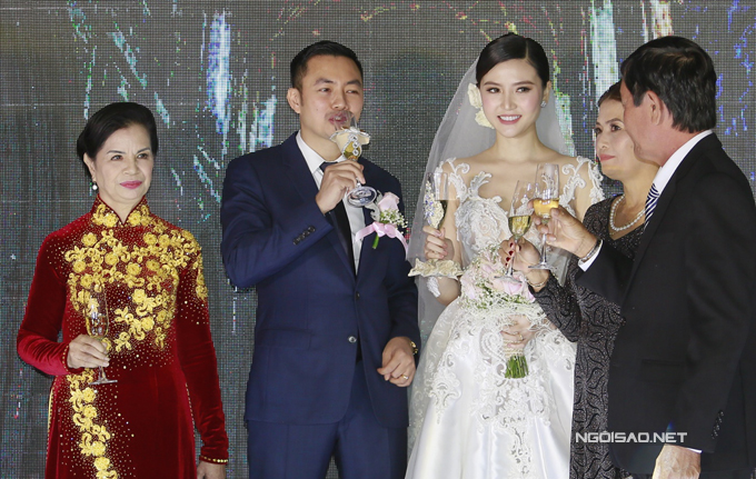 Ngọc Duyên rạng rỡ bên chồng đại gia 43 tuổi trong tiệc cưới ở Hà Nội